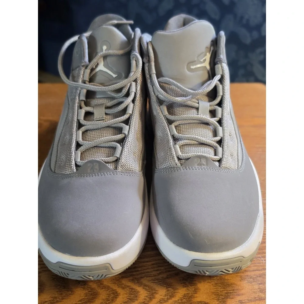 Nike Air Jordan Max‎ Aura 2 Medium Grey/White/Cool Grey, Size 9 **CLEAN**/No Box